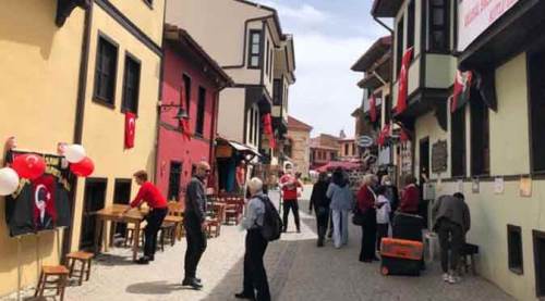 Eskişehir'in tarihi bölgesi kırmızı beyaza büründü!