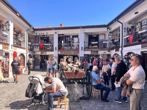 Eskişehir'in tarihi merkezi doldu taştı!