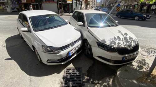 Eskişehir işlek caddesinde kaza: İki araç birbirine vurdu