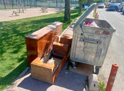 Eskişehir kaldırımları eski eşyalarla işgal edildi