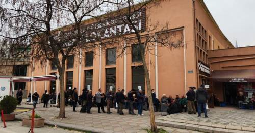 Eskişehir Kent Lokantası'nın önündeki kalabalık azalmıyor!