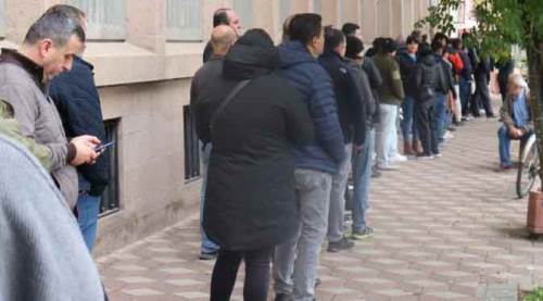 Eskişehir metrelerce uzayan bu kuyruğu konuşuyor