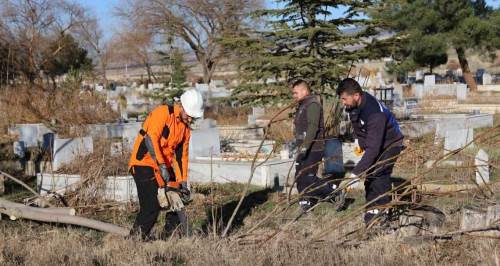 Eskişehir mezarlıklarında temizlik ve bakım seferberliği