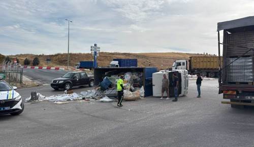 Eskişehir OSB’de yine kaza! Kamyon devrildi, sürücü yaralandı