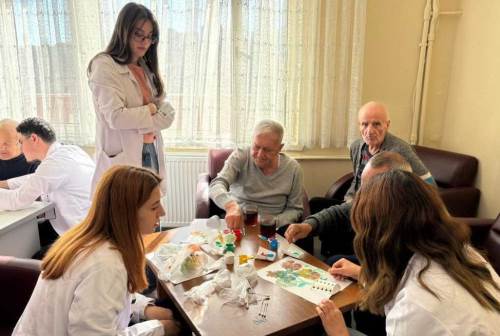 Eskişehir Osmangazi Üniversitesi öğrencileri yaşlılarla bir araya geldiler