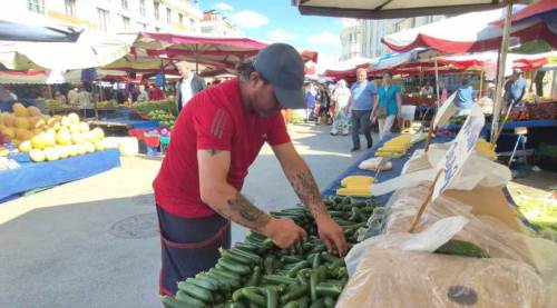 Eskişehir pazarında şaşırtan olay: Salatalıkların arasında servet buldu