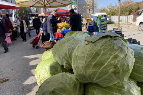 Eskişehir pazarlarında dev lahanalar ilgi görüyor