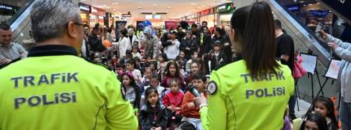 Eskişehir polisi Trafik Haftası’nda farkındalık etkinliği düzenledi