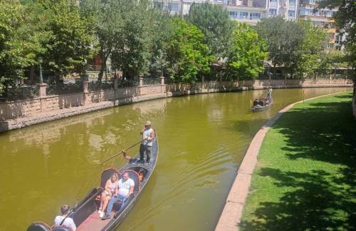 Eskişehir Porsuk Çayı'nda turistler keyif yapıyor