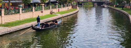 Eskişehir Porsuk’ta soğuk havaya rağmen gondol keyfi sürüyor