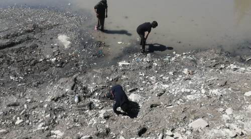 Eskişehir Porsuk yatağında yardım için çırpındı