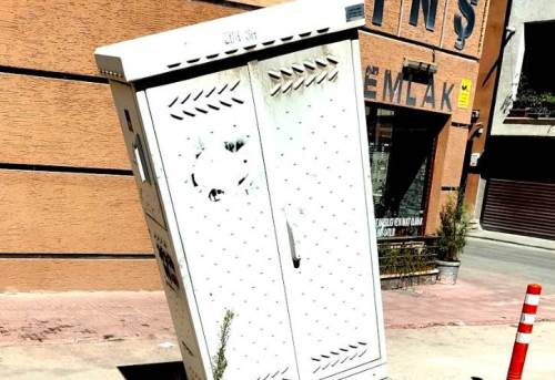 Eskişehir Şirintepe Mahallesi’ndeki yıkık panoya acil müdahale şart