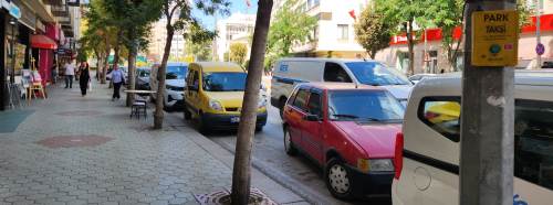 Eskişehir Sivrihisar Caddesi’nde sürücülerin park tepkisi: Denetim istiyorlar