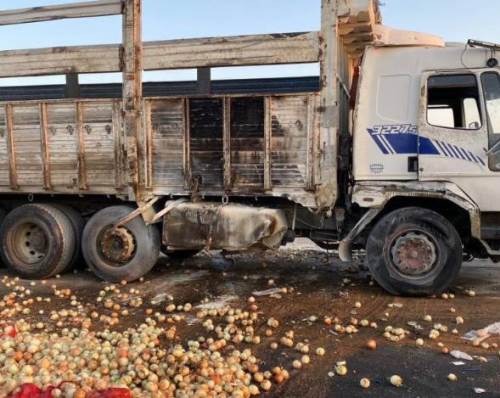 Eskişehir-Sivrihisar yolunda soğan yüklü kamyon devrildi: 2 yaralı
