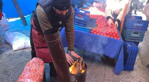 Eskişehir soğuğunda, tezgahtaki ürünler bile donuyor