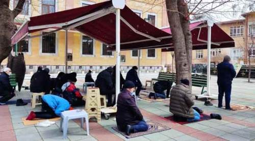 Eskişehir soğuğunda avluda namaz