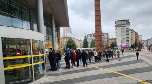 Eskişehir soğuğunda indirim kuyruğu!