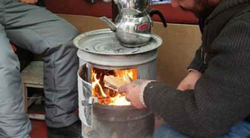 Eskişehir soğuğunda ısınabilmek için her şeyi deniyorlar