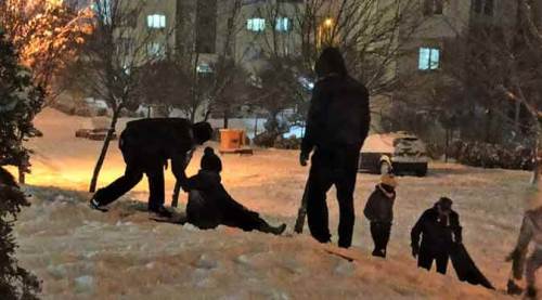 Eskişehir sokaklarında gece yarısı kar eğlencesi
