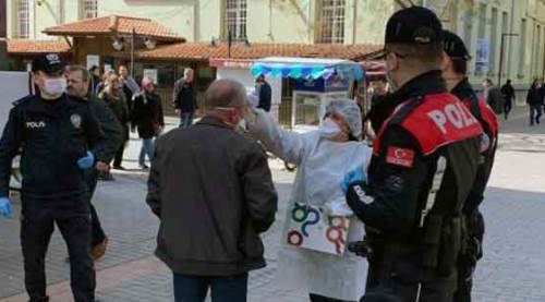 Eskişehir sokaklarında polis eşliğinde ateş ölçümü