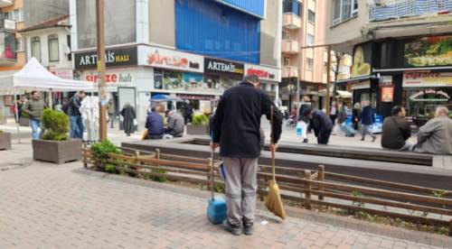 Eskişehir sokaklarında temizlik çalışmaları devam ediyor