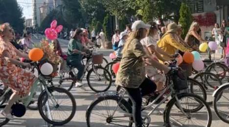 Eskişehir sokaklarından bisikletli "Süslü Kadınlar" geçti