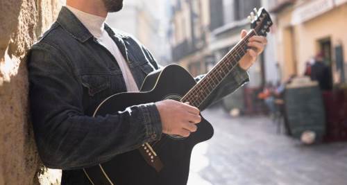 Eskişehir sokaklarını soğuk havaya rağmen şenliğe çevirdiler!