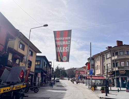 Eskişehir takımına destek için şehri bayraklarla donattı