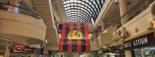 Eskişehir Taşbaşı Çarşısı’nda Eskişehirspor’a bayraklı destek