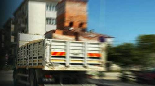 Eskişehir trafiğinde yürekler hopladı: Düştü düşecek...