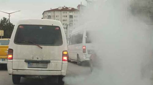 Eskişehir trafiğindeki bu dumanla göz gözü görmedi!