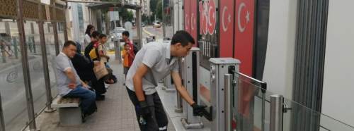 Eskişehir tramvay duraklarında bakım ihmal edilmiyor