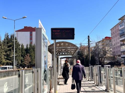Eskişehir tramvay duraklarındaki anlık bilgilendirme beğeni topladı