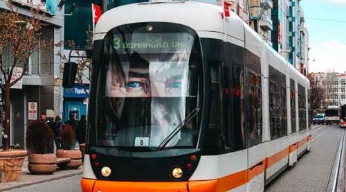 Eskişehir tramvaylarında Ata'nın gözleri