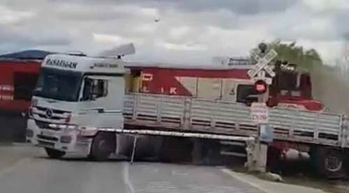 Eskişehir treni tır ile çarpıştı: Feci kaza kamerada