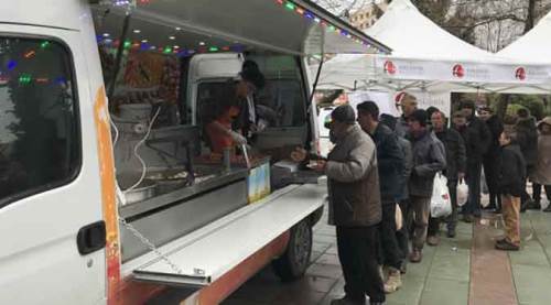 Eskişehir Valiliği, depremde hayatını kaybedenler için lokma dağıttı