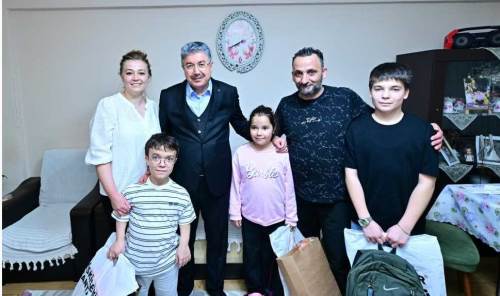 Eskişehir Valisi, iftarda Çakır ailesinin konuğu oldu