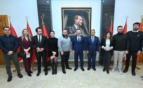 Eskişehir Valisi Aksoy, gazetecilerin basın kartı heyecanına ortak oldu