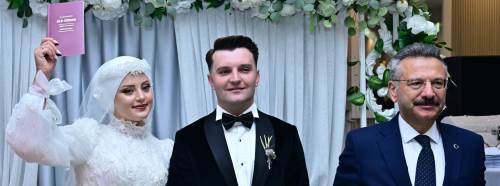 Eskişehir valisi Aksoy, polis çiftin nikah şahidi oldu