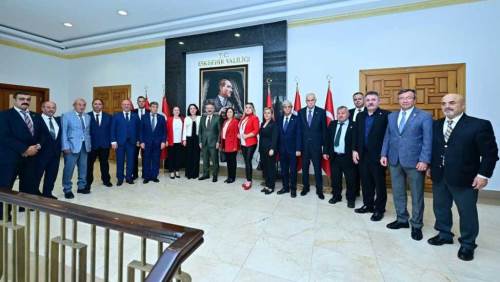 Eskişehir Valisi Aksoy’dan uzun süre görev yapan muhtarlara plaket