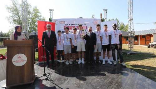 Eskişehir Valisi futbol turnuvasının şampiyon takımına madalyalarını verdi