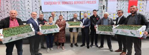 Eskişehir Valisi Hüseyin Aksoy'dan çiftçilere domates fidesi