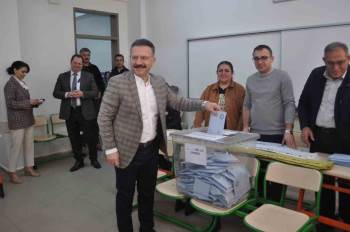 Eskişehir Valisi Hüseyin Aksoy eşiyle sandık başında