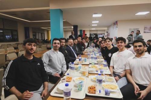 Eskişehir Valisi öğrencilerle iftar yemeğinde buluştu