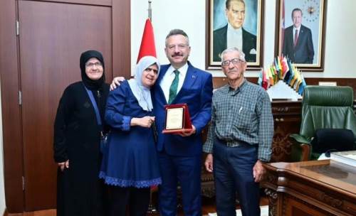 Eskişehir Valisi şehit polis memuru Aziz Oray’ın ailesini ağırladı