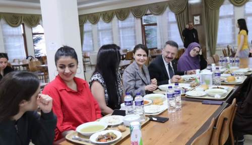 Eskişehir Valisi ve eşi Hülya Aksoy kız öğrencilerle buluştu