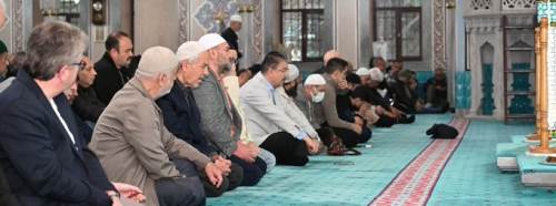 Eskişehir Valisi Yılmaz bayram namazını vatandaşlarla birlikte kıldı