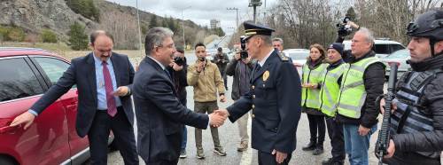 Eskişehir Valisi Yılmaz görev başındaki polis ve jandarmayla bayramlaştı