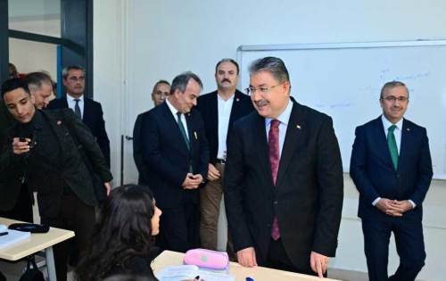 Eskişehir Valisi Yılmaz sınıflarda öğrencilerle buluştu