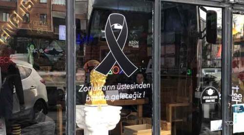 Eskişehir vitrinlerinde siyah kurdeleler...